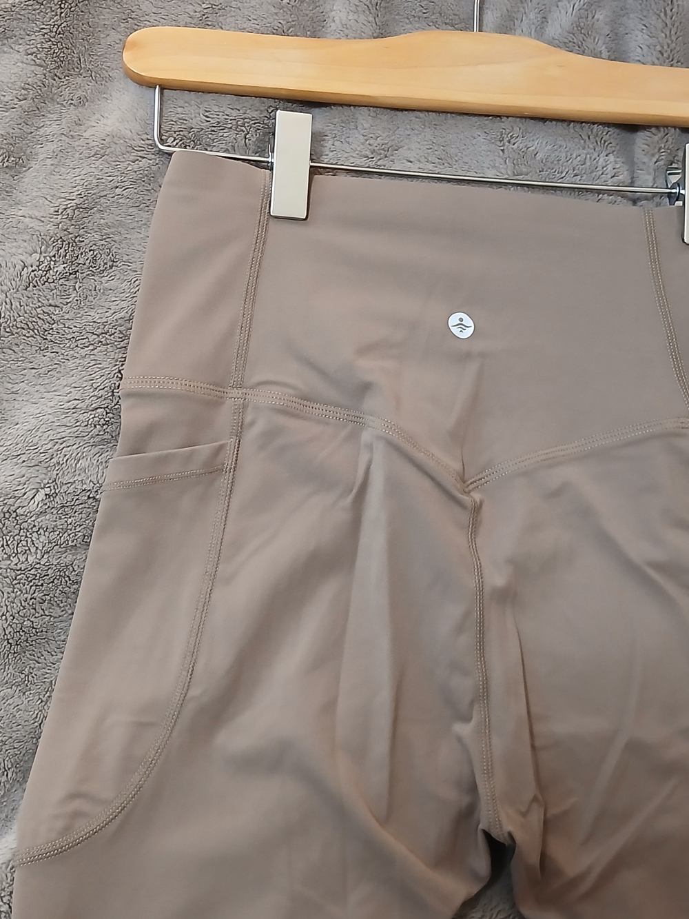 High-Waist Performance Leggings in Taupe with Side Pockets